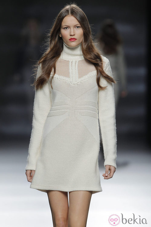 Vestido blanco de punto de la colección otoño/invierno 2013/2014 de Sita Murt en Madrid Fashion Week