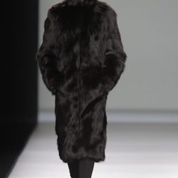 Abrigo de pieles de la colección otoño/invierno 2013/2014 de Etxeberria en Madrid Fashion Week