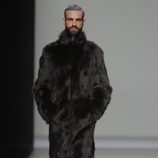 Abrigo de pieles de la colección otoño/invierno 2013/2014 de Etxeberria en Madrid Fashion Week