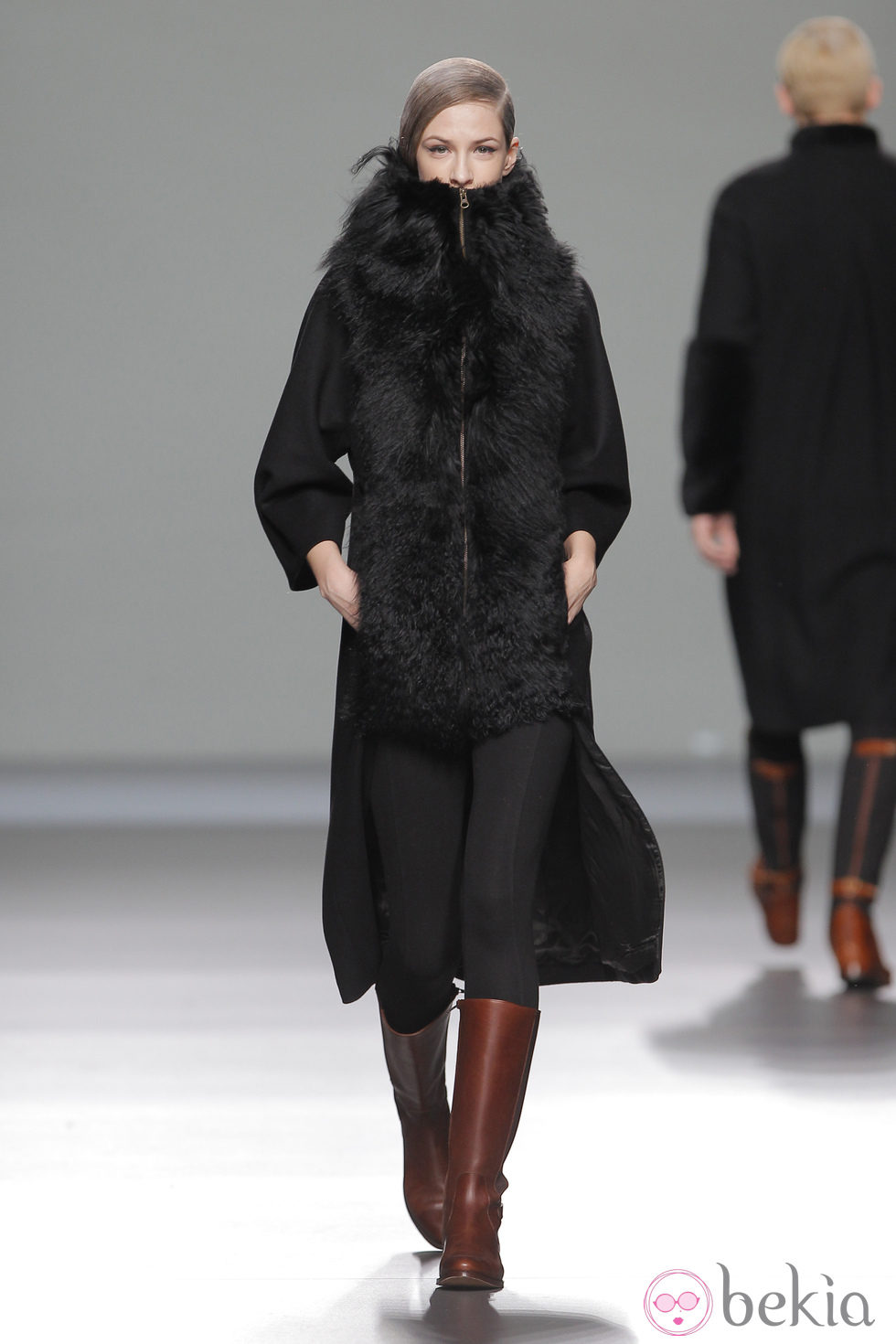 Abrigo de pieles femenino de la colección otoño/invierno 2013/2014 de Etxeberria en Madrid Fashion Week