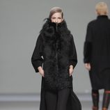 Abrigo de pieles femenino de la colección otoño/invierno 2013/2014 de Etxeberria en Madrid Fashion Week