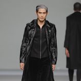 Abrigo de terciopelo de la colección otoño/invierno 2013/2014 de Etxeberria en Madrid Fashion Week