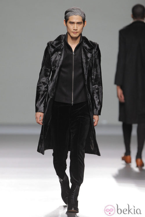 Abrigo de terciopelo de la colección otoño/invierno 2013/2014 de Etxeberria en Madrid Fashion Week