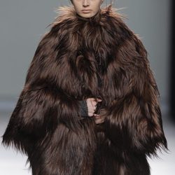 Abrigo de pieles marrón de la colección otoño/invierno 2013/2014 de Etxeberria en Madrid Fashion Week