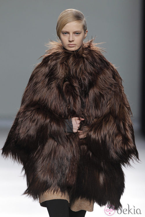 Abrigo de pieles marrón de la colección otoño/invierno 2013/2014 de Etxeberria en Madrid Fashion Week