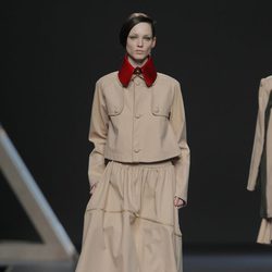 Conjunto beige de la colección otoño/invierno 2013/2014 Moisés Nieto en Madrid Fashion Week