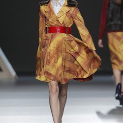 Vestido con estampado parqué de la colección otoño/invierno 2013/2014 Moisés Nieto en Madrid Fashion Week