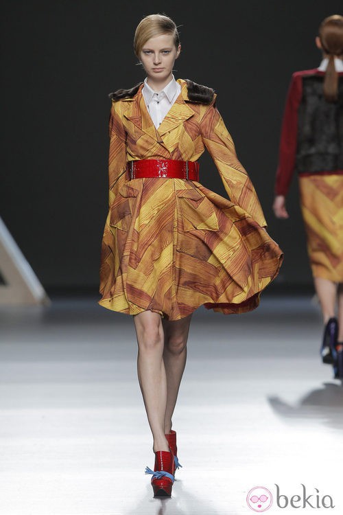 Vestido con estampado parqué de la colección otoño/invierno 2013/2014 Moisés Nieto en Madrid Fashion Week