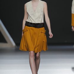 Falda color mostaza de la colección otoño/invierno 2013/2014 Moisés Nieto en Madrid Fashion Week