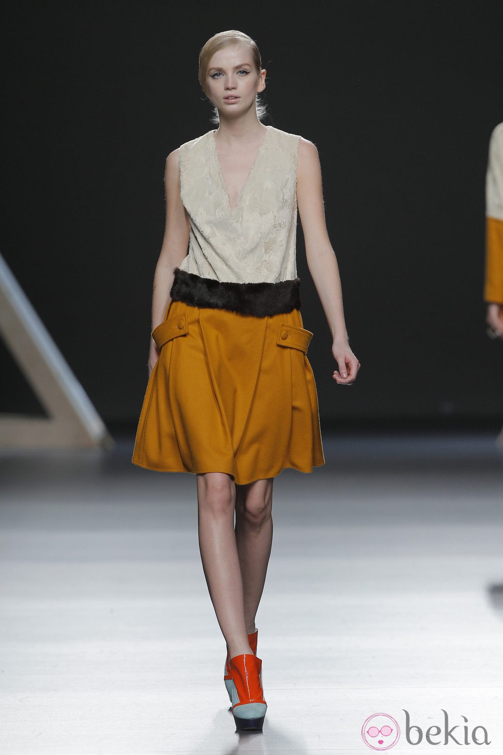 Falda color mostaza de la colección otoño/invierno 2013/2014 Moisés Nieto en Madrid Fashion Week