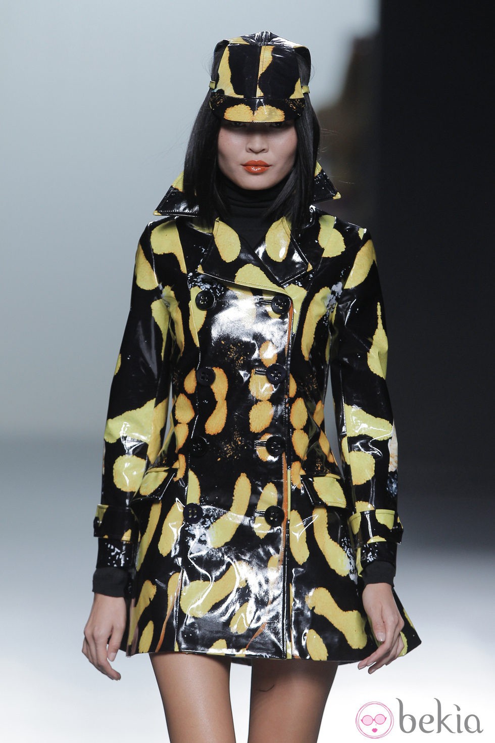Abrigo amarillo y negro de la colección otoño/invierno 2013/2014 de María Escoté en Madrid Fashion Week