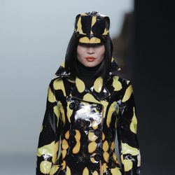 Abrigo amarillo y negro de la colección otoño/invierno 2013/2014 de María Escoté en Madrid Fashion Week
