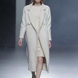 Abrigo blanco de la colección otoño/invierno 2013/2014 de Martín Lamothe en Madrid Fashion Week