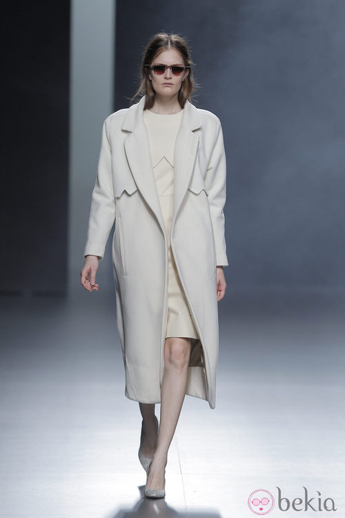 Abrigo blanco de la colección otoño/invierno 2013/2014 de Martín Lamothe en Madrid Fashion Week