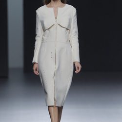Vestido blanco de la colección otoño/invierno 2013/2014 de Martín Lamothe en Madrid Fashion Week