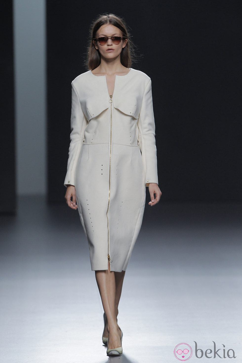 Vestido blanco de la colección otoño/invierno 2013/2014 de Martín Lamothe en Madrid Fashion Week