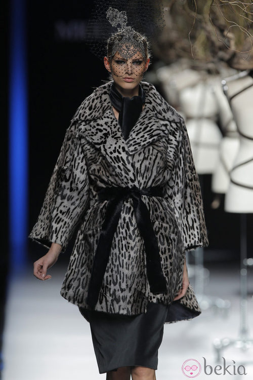 Abrigo print animal de la colección otoño/invierno 2013/2014 de Miguel Marinero en Madrid Fashion Week