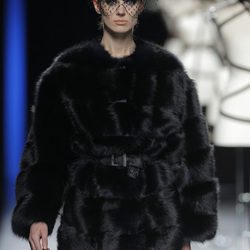 Abrigo de piel negro de la colección otoño/invierno 2013/2014 de Miguel Marinero en Madrid Fashion Week