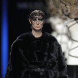 Abrigo de piel negro de la colección otoño/invierno 2013/2014 de Miguel Marinero en Madrid Fashion Week