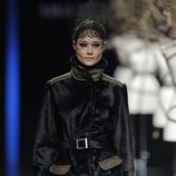 Abrigo negro de la colección otoño/invierno 2013/2014 de Miguel Marinero en Madrid Fashion Week