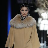 Abrigo beige de la colección otoño/invierno 2013/2014 de Miguel Marinero en Madrid Fashion Week