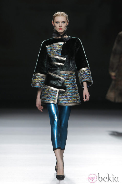 Pantalón azul metalizado de la colección otoño/invierno 2013/2014 de Jesús Lorenzo en Madrid Fashion Week
