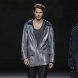 Chaqueta gris de cremallera de la colección otoño/invierno 2013/2014 de Jesús Lorenzo en Madrid Fashion Week
