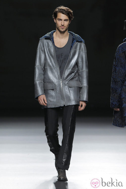 Chaqueta gris de cremallera de la colección otoño/invierno 2013/2014 de Jesús Lorenzo en Madrid Fashion Week