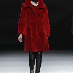 Abrigo rojo de la colección otoño/invierno 2013/2014 de Jesús Lorenzo en Madrid Fashion Week