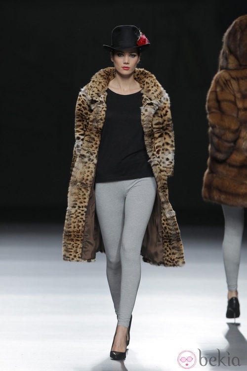 Abrigo print animal de la colección otoño/invierno 2013/2014 de Jesús Lorenzo en Madrid Fashion Week