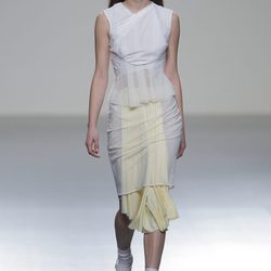 Vestido blanco y amarillo pastel de la colección otoño/invierno 2013/2014 de Pepa Salazar en Madrid Fashion Week