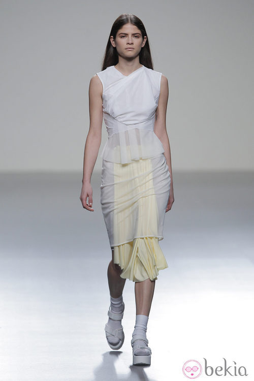 Vestido blanco y amarillo pastel de la colección otoño/invierno 2013/2014 de Pepa Salazar en Madrid Fashion Week