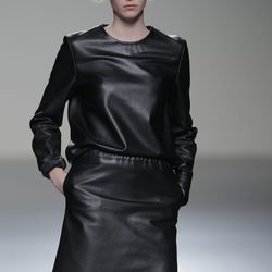 Vestido de cuero de la colección otoño/invierno 2013/2014 de Manémané en Madrid Fashion Week