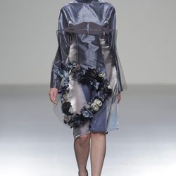 Vestido con superposiciones de la colección otoño/invierno 2013/2014 de Våldnad en Madrid Fashion Week