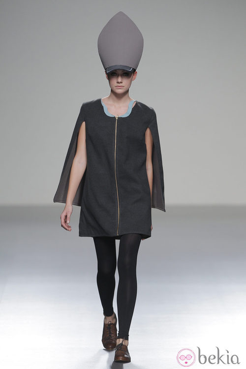 Vestido con capa de la colección otoño/invierno 2013/2014 de Våldnad en Madrid Fashion Week