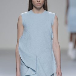 Vestido azul cielo de la colección otoño/invierno 2013/2014 de Pepa Salazar en Madrid Fashion Week