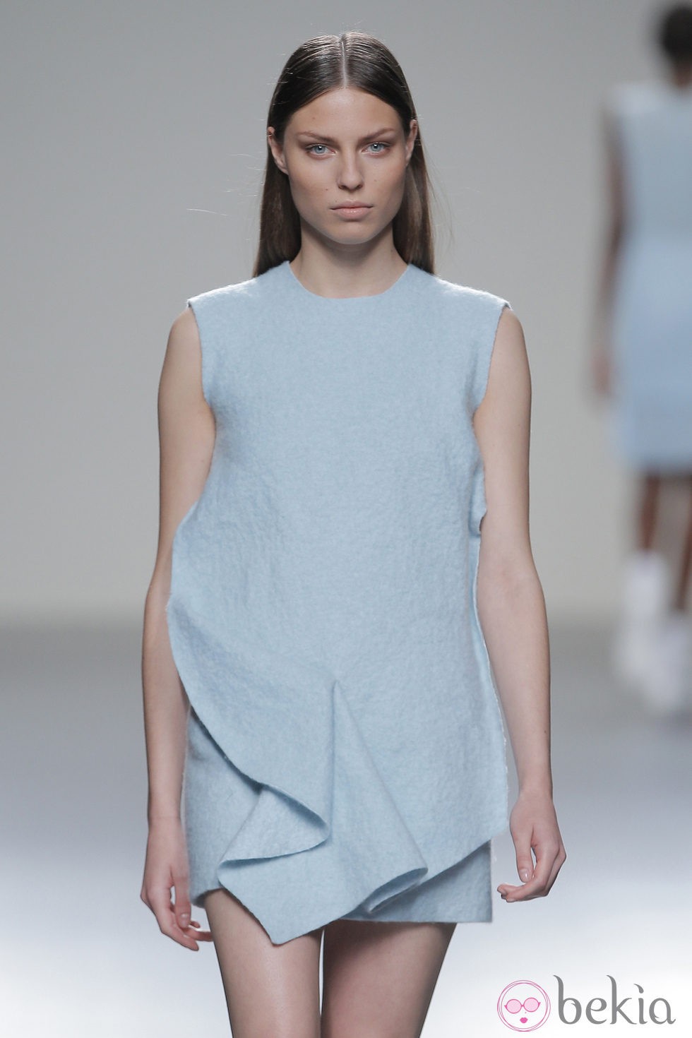 Vestido azul cielo de la colección otoño/invierno 2013/2014 de Pepa Salazar en Madrid Fashion Week