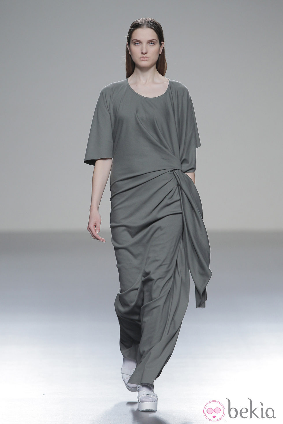 Vestido gris de la colección otoño/invierno 2013/2014 de Pepa Salazar en Madrid Fashion Week