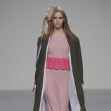 Vestido de rayas finas de la colección otoño/invierno 2013/2014 de Heridadegato en El Ego de Madrid Fashion Week