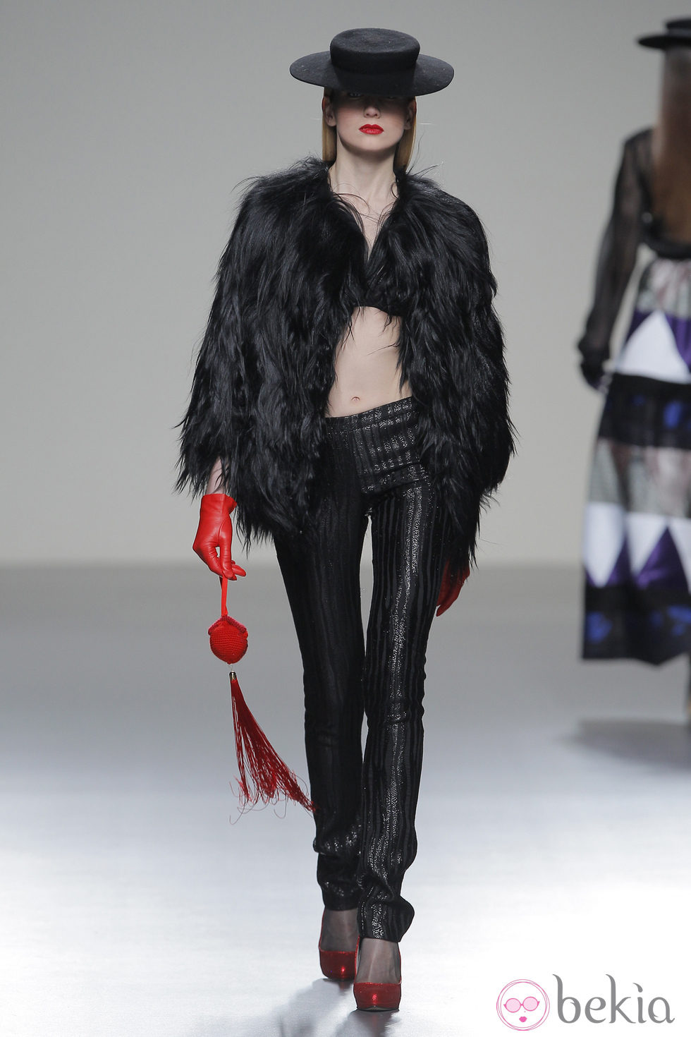 Abrigo de pieles negro de la colección otoño/invierno 2013/2014 de Eugenio Loarce en El Ego de Madrid Fashion Week