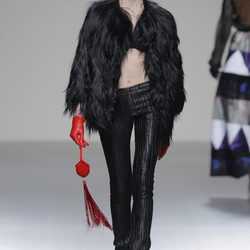 Abrigo de pieles negro de la colección otoño/invierno 2013/2014 de Eugenio Loarce en El Ego de Madrid Fashion Week