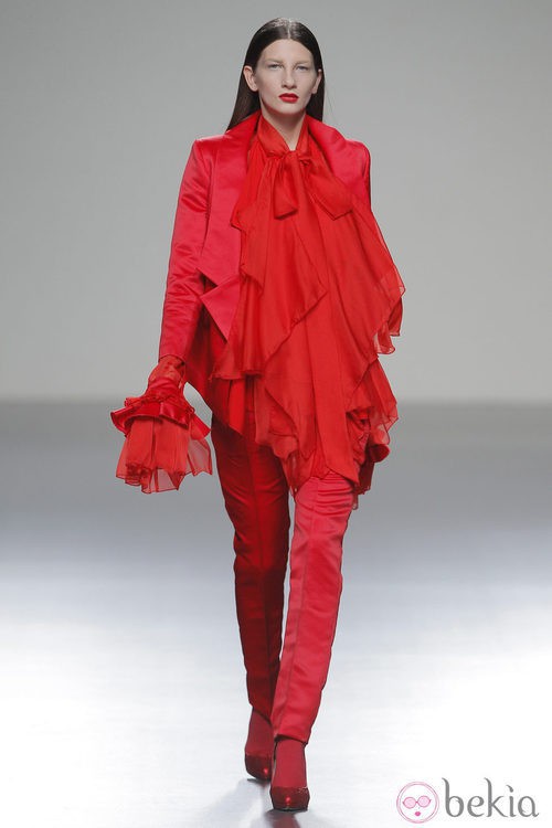 Traje de pantalón rojo de la colección otoño/invierno 2013/2014 de Eugenio Loarce en El Ego de Madrid Fashion Week