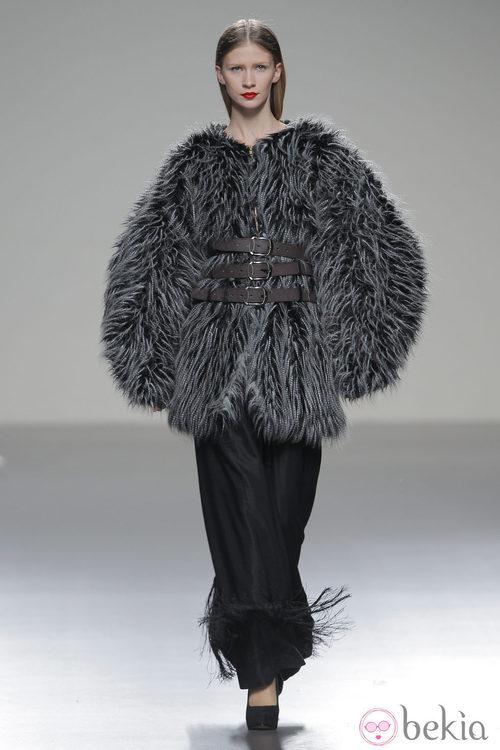 Abrigo de pieles gris de la colección otoño/invierno 2013/2014 de Pablo Erroz en El Ego de Madrid Fashion Week