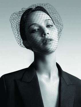 Jennifer Lawrence posando como imagen de Miss Dior Bag