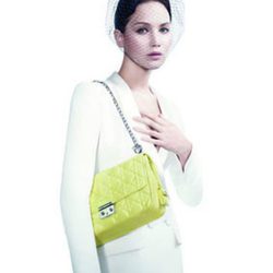 Jennifer Lawrence posando con un modelo Miss Dior Bag amarillo