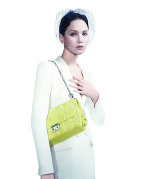 Jennifer Lawrence posando con un modelo Miss Dior Bag amarillo