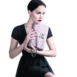 Jennifer Lawrence posando con un modelo Miss Dior Bag rosa pastel