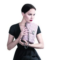 Jennifer Lawrence posando con un modelo Miss Dior Bag rosa pastel