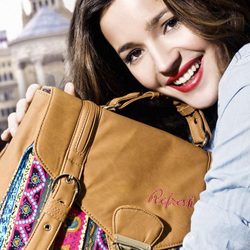 Malena Costa con un bolso de la colección primavera/verano 2013 de Refresh