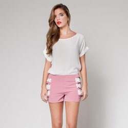 Short rosa con camiseta blanca de la colección primavera/verano 2013 de 'OUI by Poète'